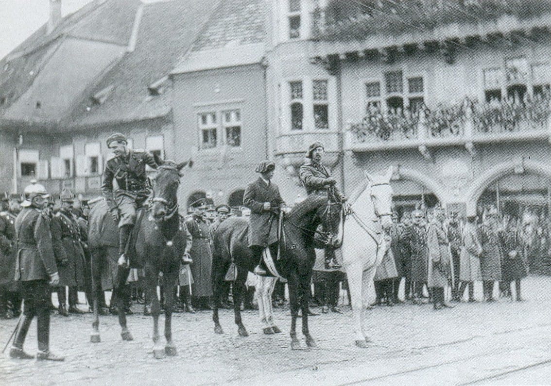 Regele Carol, Principele Nicolae si Voevodul Mihai, privind calare defilarea trupelor dupa manevre, la Sighisoara